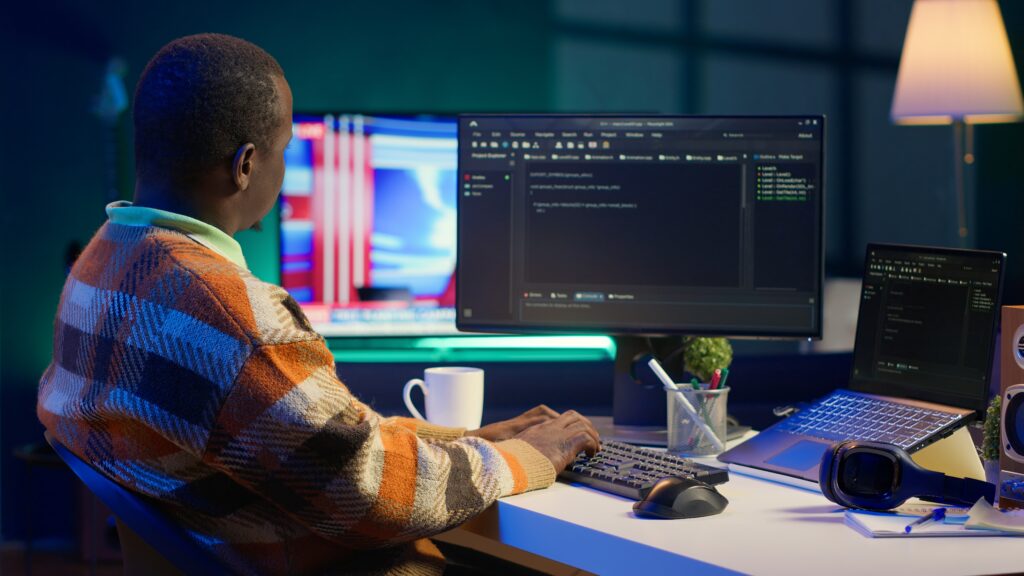 Homem a programar tekno one